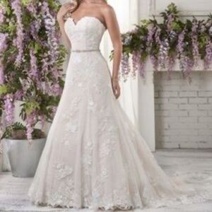 Bonny Bridal Ballroom Wedding Gown, size 16